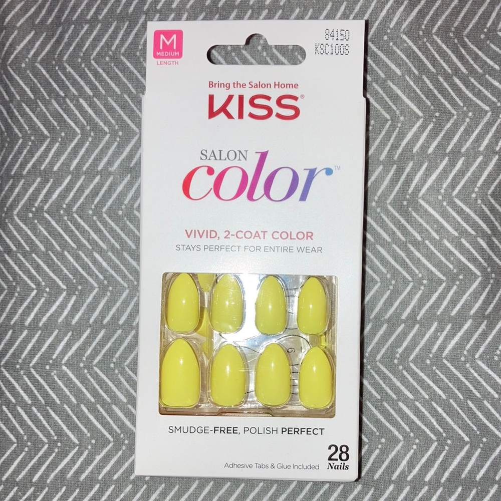 Kiss glue on nails